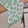 Blumen Tischläufer mit grünem Blattmuster und Quasten-Deko auf hölzernem Esstisch - 33-140cm / Goldgeprägte Edelweiß Grüne Quaste