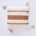 Detail eines gewebten Boho-Kissenbezugs mit geometrischen Streifen und Quasten - 30-50 / Khaki Drei Streifen Weiße Quasten
