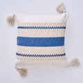 Detailansicht eines Kissenbezugs im Boho-Stil mit blauen Streifen und Quasten - 30-50 / Seeblau Drei Streifen Weiße Quasten