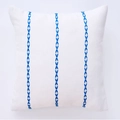 Housse de coussin carrée minimaliste blanche avec motifs brodés géométriques bleus - 30cm x 50cm / Bleu