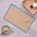 Détail du set de table rectangulaire en jute avec broderie festonnée bleue sur les bords - 30x45cm / Bord Festonné Bleu