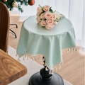 Waterdicht muntgroen rond tafelkleed met elegante franjes op een zwarte tafel - 60-60 / Light Blue Tassel