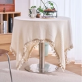 Nappe ronde en gaufre blanc crème avec pompons à franges dans un décor de maison confortable - 60x60cm / Gaufre Courbe Gland