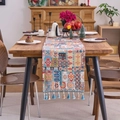 Böhmischer Tischläufer mit geometrischem Jacquardmuster und blauen Quasten - Kurzer Läufer / Jacquard Grün Abzeichen Blau Quaste