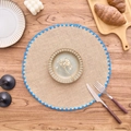 Mantel individual redondo de yute trenzado con borde azul en mesa de madera - Diámetro 30cm / Yute Natural con Borde Azul