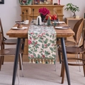 Weihnachts-Tischläufer mit Stechpalmen-Muster und Quasten auf einem Holztisch - Kurzer Läufer / Jacquard Weihnachtsstechpalme Grün Quaste