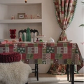 Weihnachtstischdecke mit rot-grünem Patchwork, Rentier-Mustern und Fransenbesatz - 60x60 / Patchwork Lebkuchenmann (YM658744)
