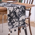 Runner da tavola floreale bianco e nero con nappe decorative su un tavolo di legno - 33cmx120cm / Floreale Nero Con Nappine