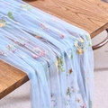 Chemin de table en maille bleu clair avec broderie florale sur table en bois - 75x180cm / Bleu Clair Fleurs Papillon Broderie Dentelle
