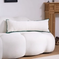 Dettaglio di un lungo cuscino bianco con bordi smerlati verdi su un divano moderno - Senza Imbottitura / Ricamo Festonato Verde