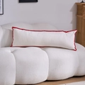Dettaglio di un cuscino beige rettangolare con pompon rossi su un divano bianco - Senza Imbottitura / Ricamo Festonato Rosso
