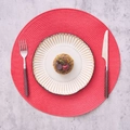 Mantel individual redondo tejido rojo con plato de cerámica y cubiertos de mango madera - Pieza única / Rojo