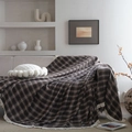 Coperta a quadri marroni con frange bianche su un divano in un interno moderno - 140x180cm / Quadri Caffè con Frange Bianche
