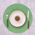 Green round woven placemat set with ceramic plate and wooden handle cutlery - Pp Green Flat Woven Round Placemat 38 / 2-Piece Set