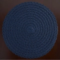 Modernes navyblaues rundes Platzset mit gewebtem Wellenmuster auf dunklem Holzhintergrund - Durchmesser 38cm / Marineblau