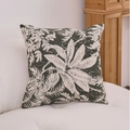 Cojín de chenilla jacquard con hojas tropicales verde oscuro en sofá crema - 60x60cm / Verde Oscuro de la Isla