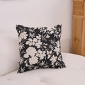 Cojín cuadrado de chenilla jacquard negro con diseño floral blanco sobre sofá blanco - 60x60cm / Negro Jardín