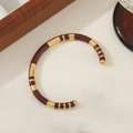 Bracciale rigido dorato vintage con smalto rosso scuro e motivi circolari strutturati - Stile in Smalto a Righe Oro Marrone (HZ44976D9K1)