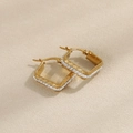 Elegantes pendientes de aro cuadrados dorados con greca griega y cristales brillantes - Pendientes Cuadrados