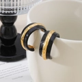 Elegantes pendientes de aro en C de esmalte negro con textura de metal dorado - Esmalte negro vintage