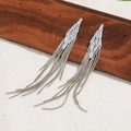 Pendientes largos plateados con circonitas baguette y elegantes borlas de cadena de serpiente - Borlas etéreas plateadas