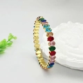 Détail d'un bracelet doré ajustable serti de pierres en zircone cubique ovales multicolores - Coloré
