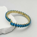 Détail d'un bracelet de tennis doré avec oxydes de zirconium bleus à coupe ovale - Bleu ciel