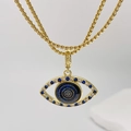 Vista macro detallada del collar de doble cadena dorada con colgante de ojo turco azul - Estilo de Cadena Doble con Cierre de Estrella (Estilo E)
