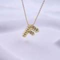 Minimalistische vergoldete Buchstabe F Halskette mit geprägter 3D-Steppstruktur - Gold F
