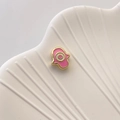 Detailaufnahme des rosa Hamsa-Hand-Anhängers mit Goldrand auf einem muschelartigen Teller - Stil B-06 (Hand der Fatima)