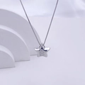 Silberne Sternenkette mit Buchstaben-B-Anhänger auf weißen Podesten für Damen und Paare - Silber B