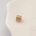 Makroaufnahme einer roségoldbeschichteten Metall-Zwischenperle für DIY-Schmuck - Stil C-Roségold (Zylinder Abstandsperle)
