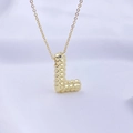 Minimalistische Goldkette mit strukturiertem Buchstabe-L-Anhänger an einer Gliederkette - Gold L