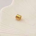 Makroansicht einer polierten goldenen Hohlzylinderperle für die DIY Schmuckherstellung - Stil C-Gold (Zylinder Abstandsperle)