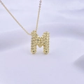 Minimalistische Goldkette mit strukturiertem M-Anhänger an einer feinen Gliederkette - Gold M