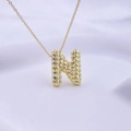 Minimalistische Goldkette mit texturiertem 3D-Buchstaben-N-Anhänger an feiner Kette - Gold N