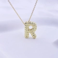 Minimalistische Goldkette mit strukturiertem 3D-Buchstaben-R-Anhänger an feiner Kreuzkette - Gold R