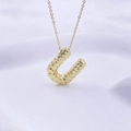 Elegante goldene U-Buchstaben-Halskette mit gehämmerter Textur auf feiner Kette - Gold U