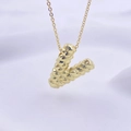 Elegante goldfarbene Kette mit V-Initial-Anhänger, strukturierte Optik und feine Glieder - Gold V