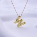 Minimalistische vergoldete Halskette mit strukturiertem 3D-Buchstaben-M-Anhänger an Kette - Gold W