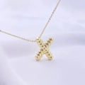 Minimalistische goldene Halskette mit strukturiertem 3D-Buchstaben-X-Anhänger an feiner Kette - Gold X