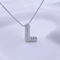 Minimalistische silberne Kette mit L-Buchstaben-Anhänger und Pyramiden-Struktur - Silber L