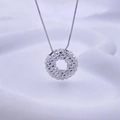 Elegante silberne Kreishalskette mit strukturierten Nietbolzen und klassischer Boxkette - Silber O