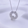 Minimalistische silberne Kette mit Q-Buchstabenanhänger und einzigartiger Lavatextur - Silber Q