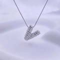 Silberne Halskette mit V-Anhänger und strukturierter Oberfläche an venezianischer Kette - Silber V