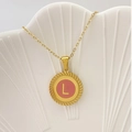 Collana dorata con pendente lettera L in smalto rosa e bordo circolare a raggiera - Lettera L / Rosa