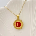Collana chic con ciondolo a lettera L in smalto rosso su vassoio di conchiglia - Lettera L / Rosso