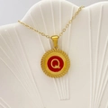 Collana dorata con pendente tondo in smalto rosso, lettera Q e bordo a trama corda - Lettera Q / Rosso