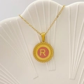 Collana con ciondolo rotondo in smalto rosa, lettera R dorata e bordo a fune - Lettera R / Rosa