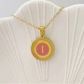 Collana con ciondolo tondo dorato con smalto rosa e lettera I su base a conchiglia - Lettera I / Rosa